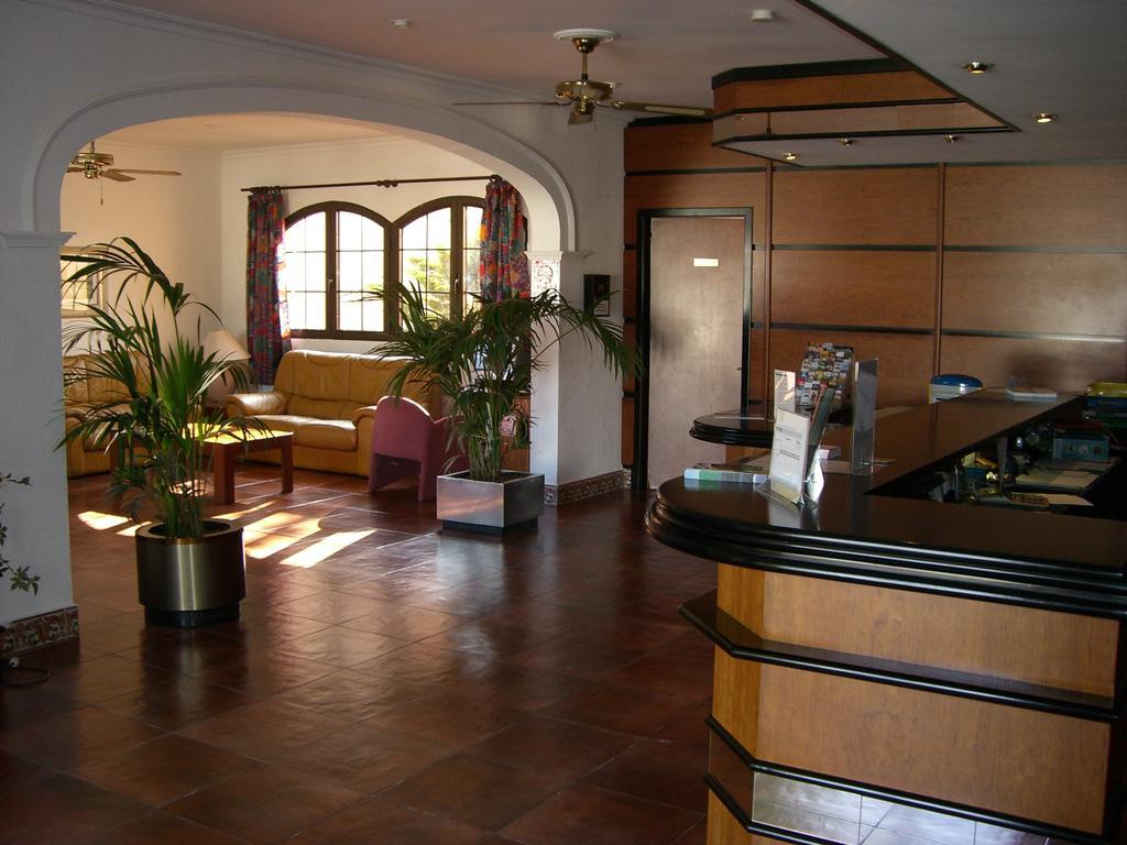 Bahia Park Hotel Cala En Porter  Interior photo